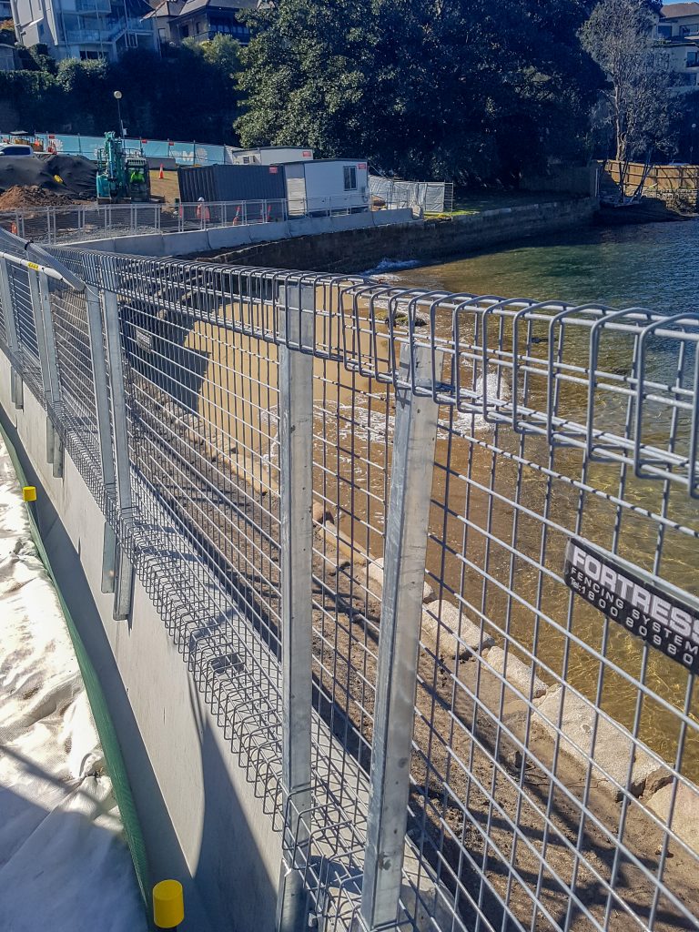 Modular anti-gawk screens for concrete and plastic barriers
