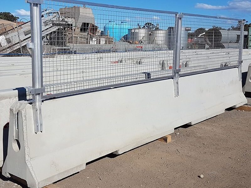 Upright Anti-Gawk Panels For Concrete Barriers